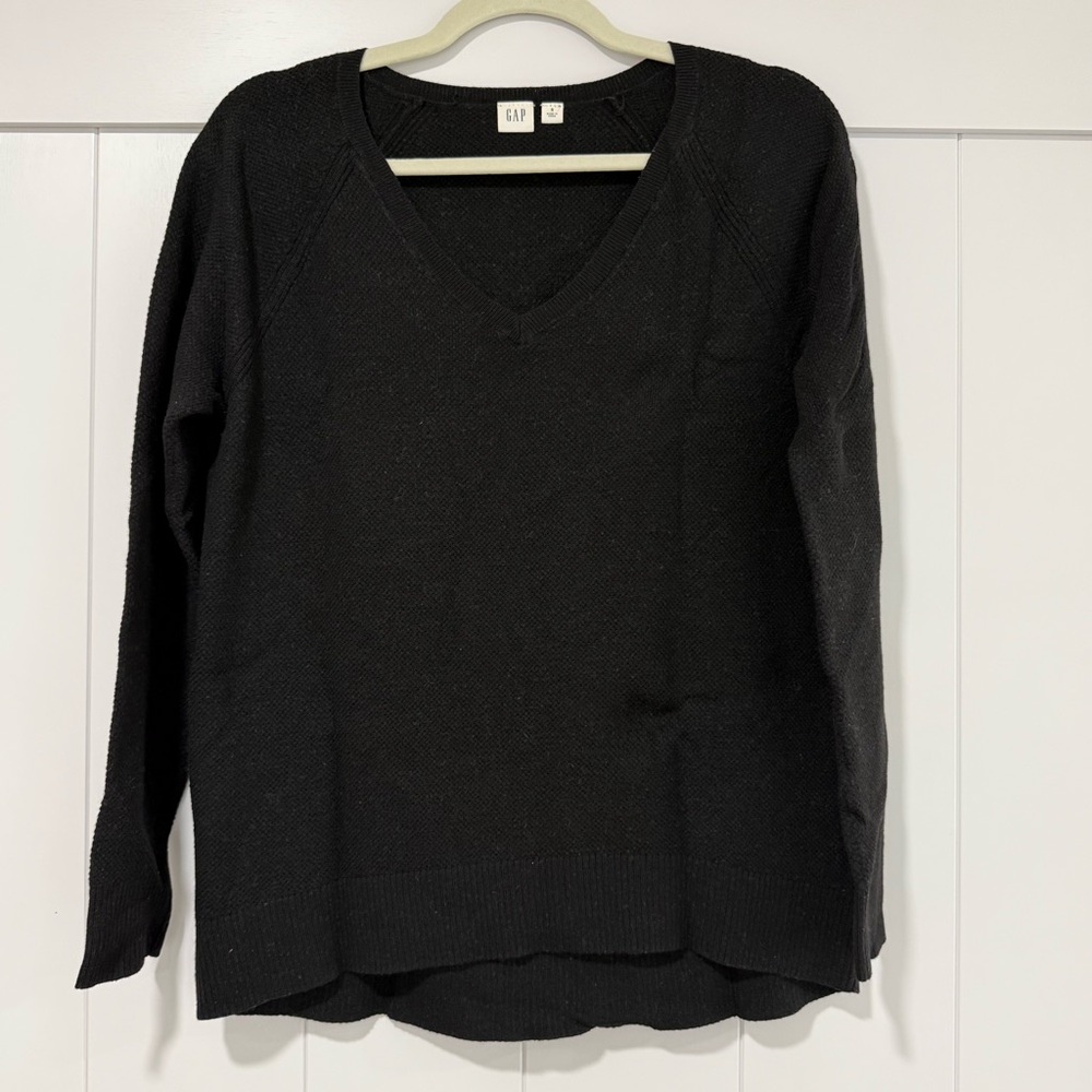 ✨ GAP Black Textured V Neck Sweater — Size S ✨